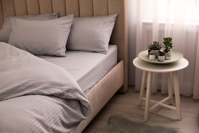 dormitor modern cu lenjerie de pat din bumbac