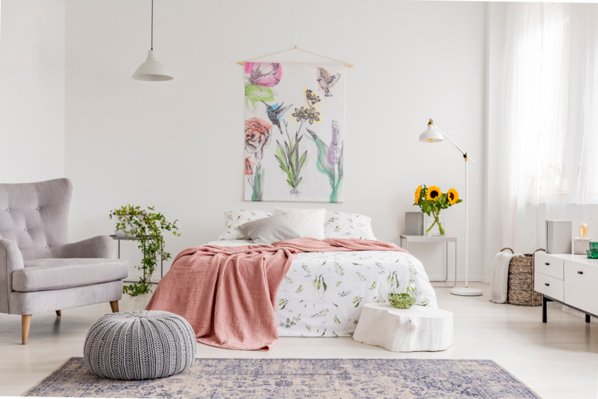 dormitor modern cu lenjerie de pat din bumbac finet cu model natural